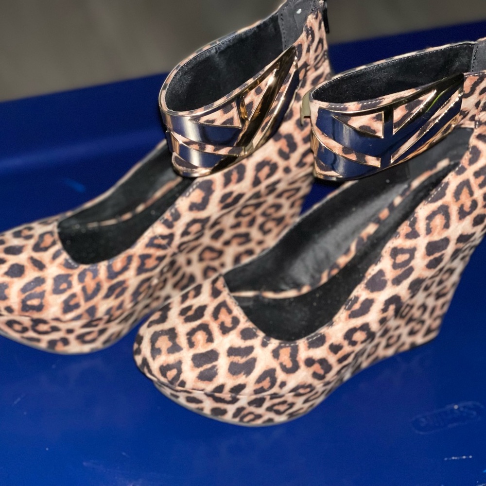 Womens size 9 Qupid platform wedge